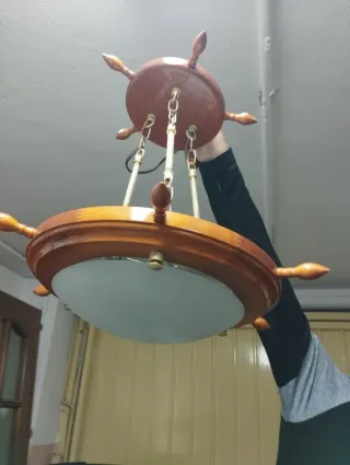 Lámpara de madera y cristal estilo timón