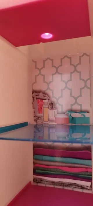 Muñeca con armario y accesorios