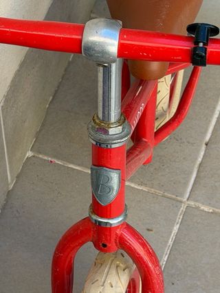 Bicicleta Banwood sin pedales roja