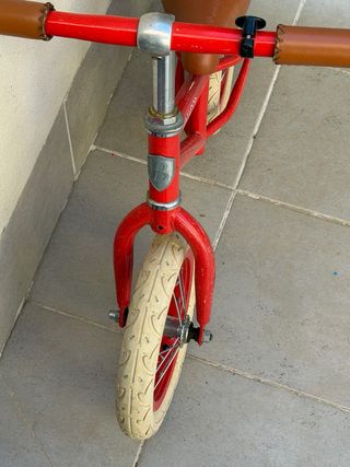 Bicicleta Banwood sin pedales roja