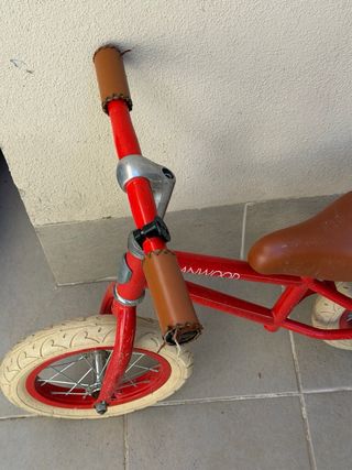 Bicicleta Banwood sin pedales roja