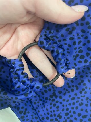 Bikini azul con estampado de puntos negros