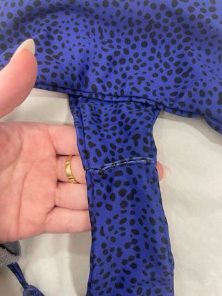 Bikini azul con estampado de puntos negros