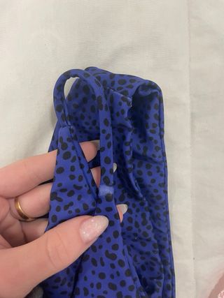 Bikini azul con estampado de puntos negros