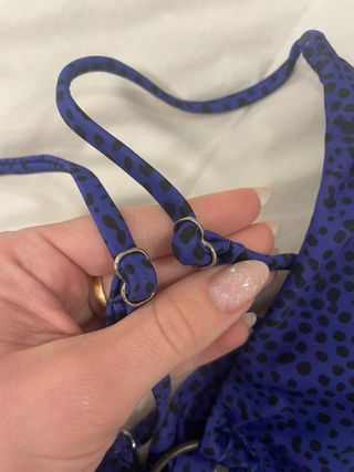 Bikini azul con estampado de puntos negros