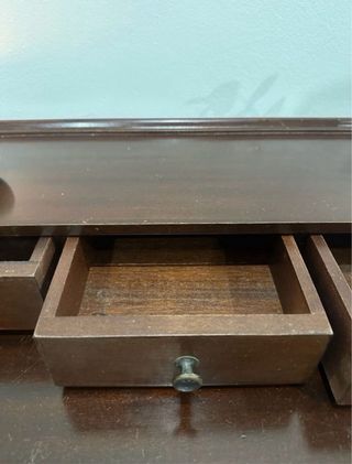 Aparador de madera oscuro