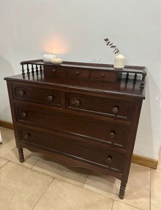 Aparador de madera oscuro