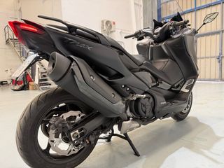 Yamaha T-Max 560 Maxi Scooter Negra