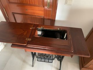 Máquina de coser Sigma con mueble