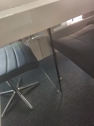 Mesa comedor + 4 sillas (2 giratorias) y banco