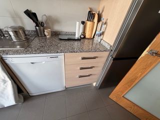 Muebles de cocina en color blanco roto y madera
