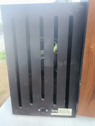 Altavoz Marrón y Negro