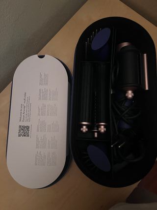 Moldeador Dyson Oro y Morado