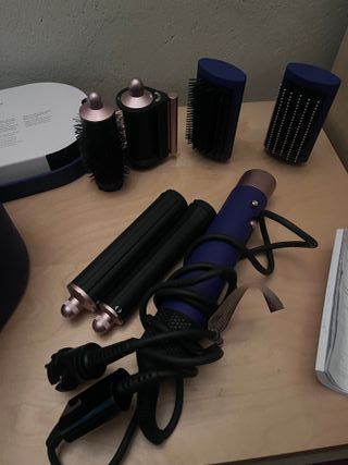 Moldeador Dyson Oro y Morado