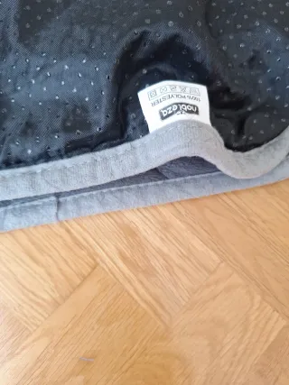 Cama para perro gris acolchada
