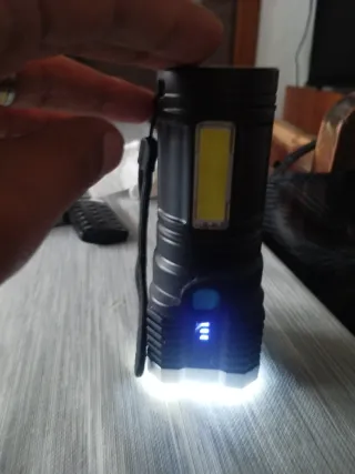 Linterna LED COB con luz de emergencia