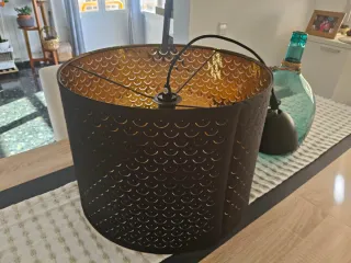 Lámpara de techo dorada y transparente