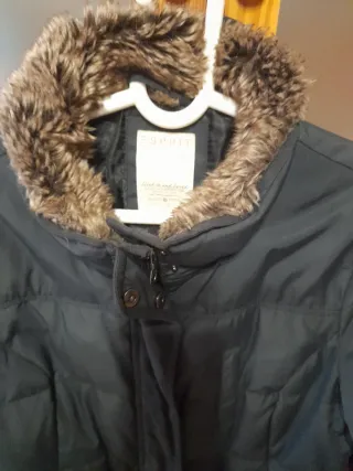 Chaqueta de invierno negra con cuello de pelo..