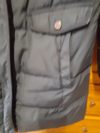 Chaqueta de invierno negra con cuello de pelo..