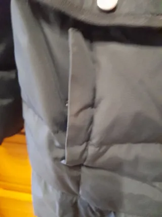 Chaqueta de invierno negra con cuello de pelo..