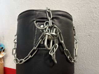 Saco de boxeo negro con cadenas