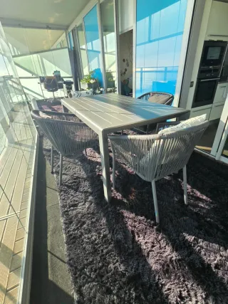 Conjunto mesa y sillas exterior gris