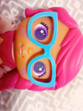 Muñeca Bellie con gafas azules