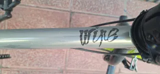 Bicicleta BMX plateada con ruedas amarillas