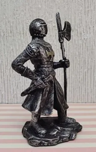 LIQUIDACIÓN FIGURA CABALLERO TEMPLARIO CON ESPADA