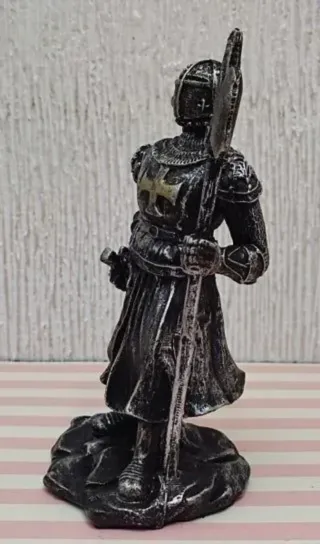 LIQUIDACIÓN FIGURA CABALLERO TEMPLARIO CON ESPADA