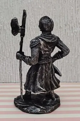 LIQUIDACIÓN FIGURA CABALLERO TEMPLARIO CON ESPADA