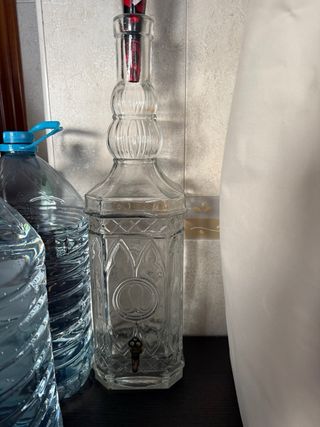Dispensador de vino antiguo de cristal