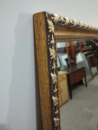 Espejo Antiguo Dorado con Marco Tallado