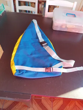 Mochila triangular azul y amarilla