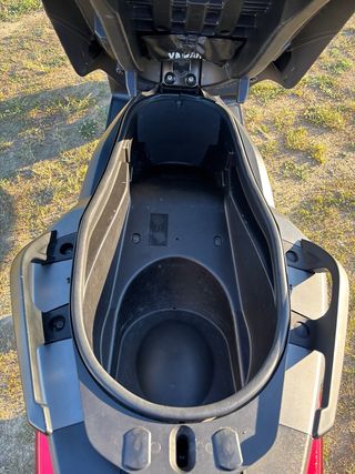 Yamaha X-MAX 400 con escape Akrapovic