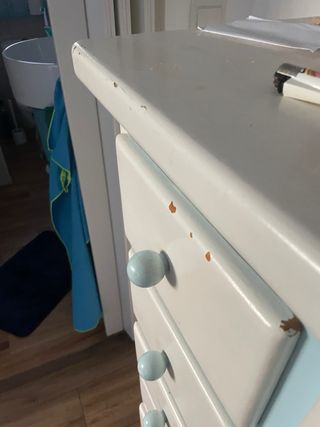 Cajonera de madera blanca con detalles azules