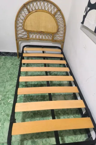 Somier de metal con cabecero de ratán