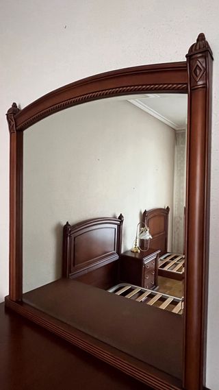 Cómoda de madera con espejo