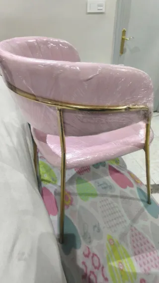 Silla acolchada rosa con patas doradas
