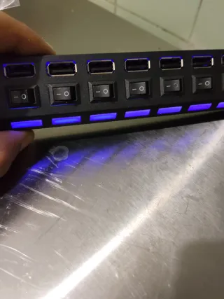 Hub USB 7 porte con interruttori e LED