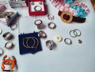 Lotto Gioielli Vari: Anelli, Orecchini, Bracciale