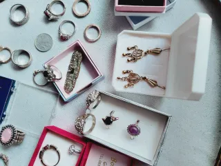 Lotto Gioielli Vari: Anelli, Orecchini, Bracciale