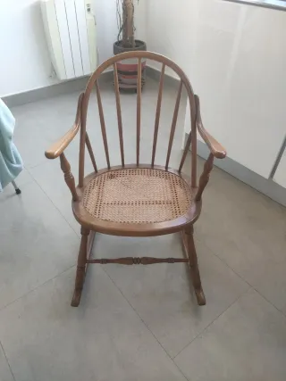 Silla mecedora de mimbre y madera