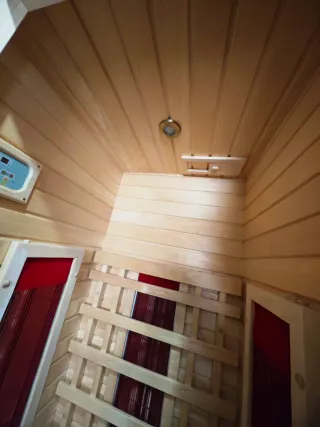 Sauna de madera con puerta de cristal