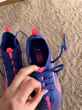 Botas de fútbol Puma Ultra azules y rosas