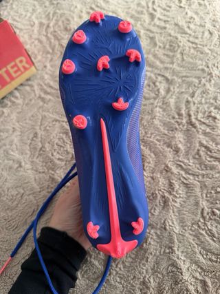 Botas de fútbol Puma Ultra azules y rosas