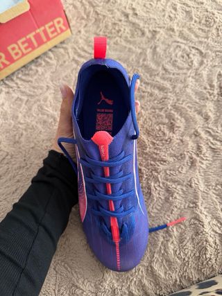 Botas de fútbol Puma Ultra azules y rosas