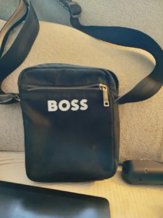 Bolso bandolera Boss negro original como nuevo