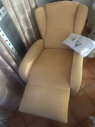 dos sillones cama de masajes y tres normales