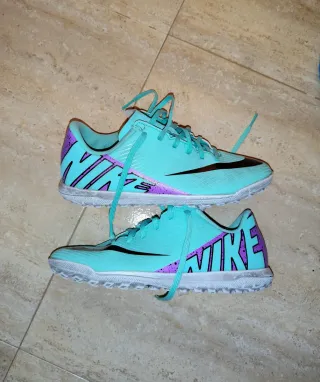 Botas de fútbol Nike y Kipsta